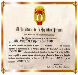Fernando Belaunde Terry condecora a Chaperito